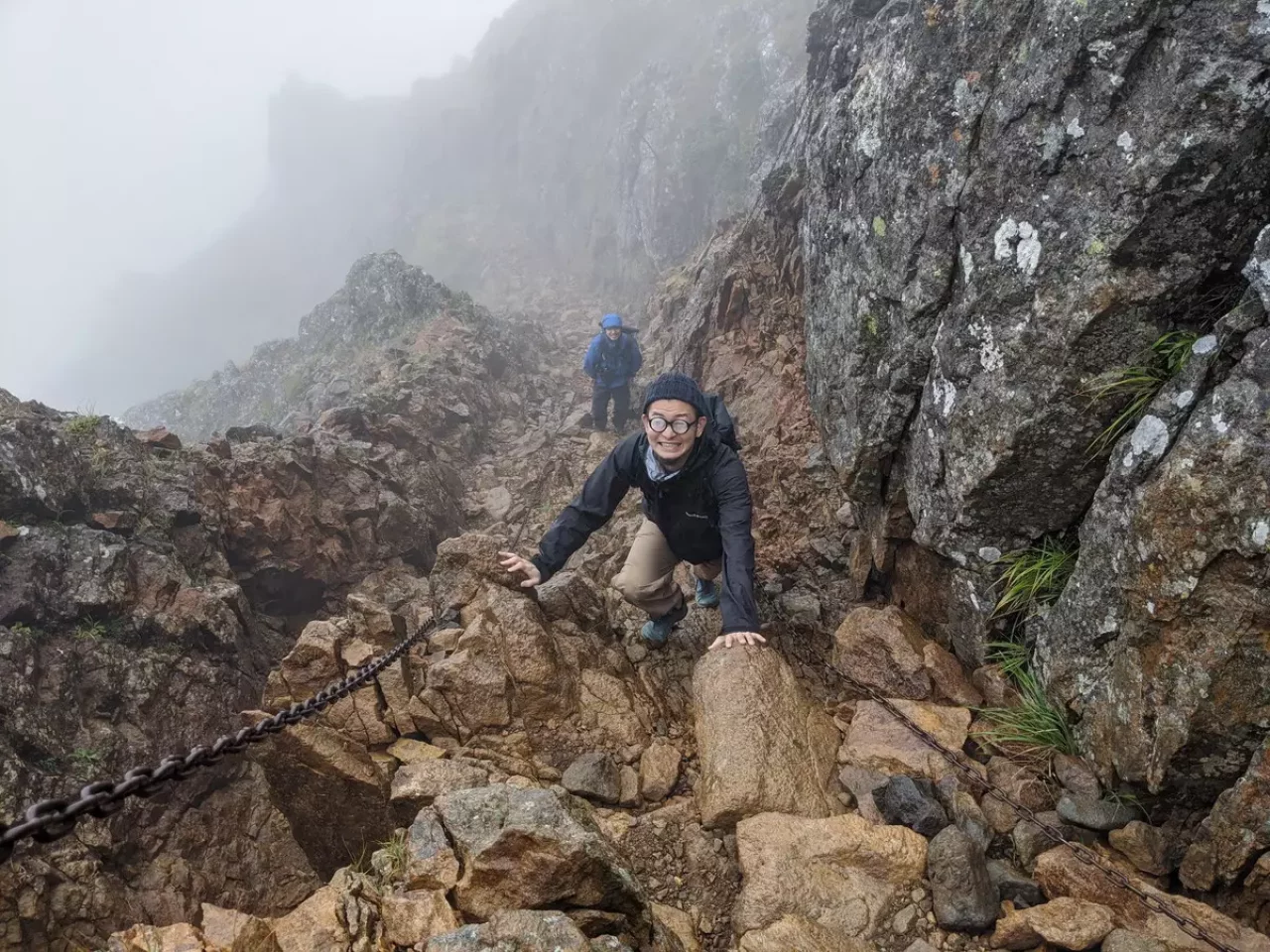 赤岳頂上という場所に着くと鎖が出現し赤岳という名の由来になったとされる赤い岩が露出