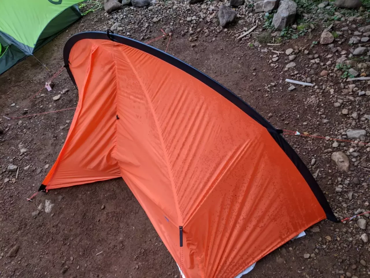 ポールは1本で非自立式