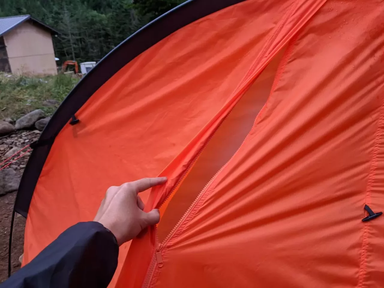 前室にあるジッパーはダブルジッパー