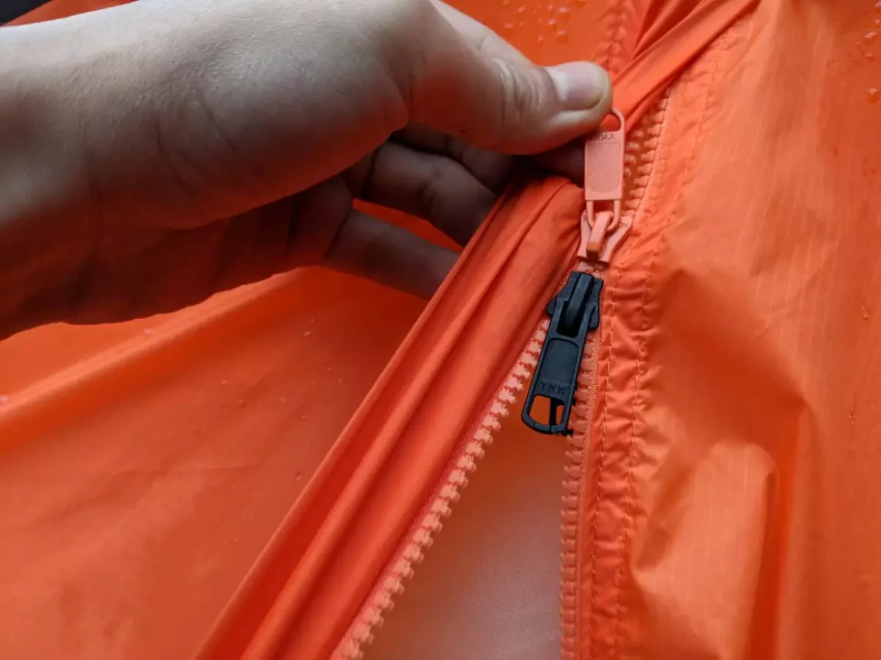 前室にあるジッパーはダブルジッパー