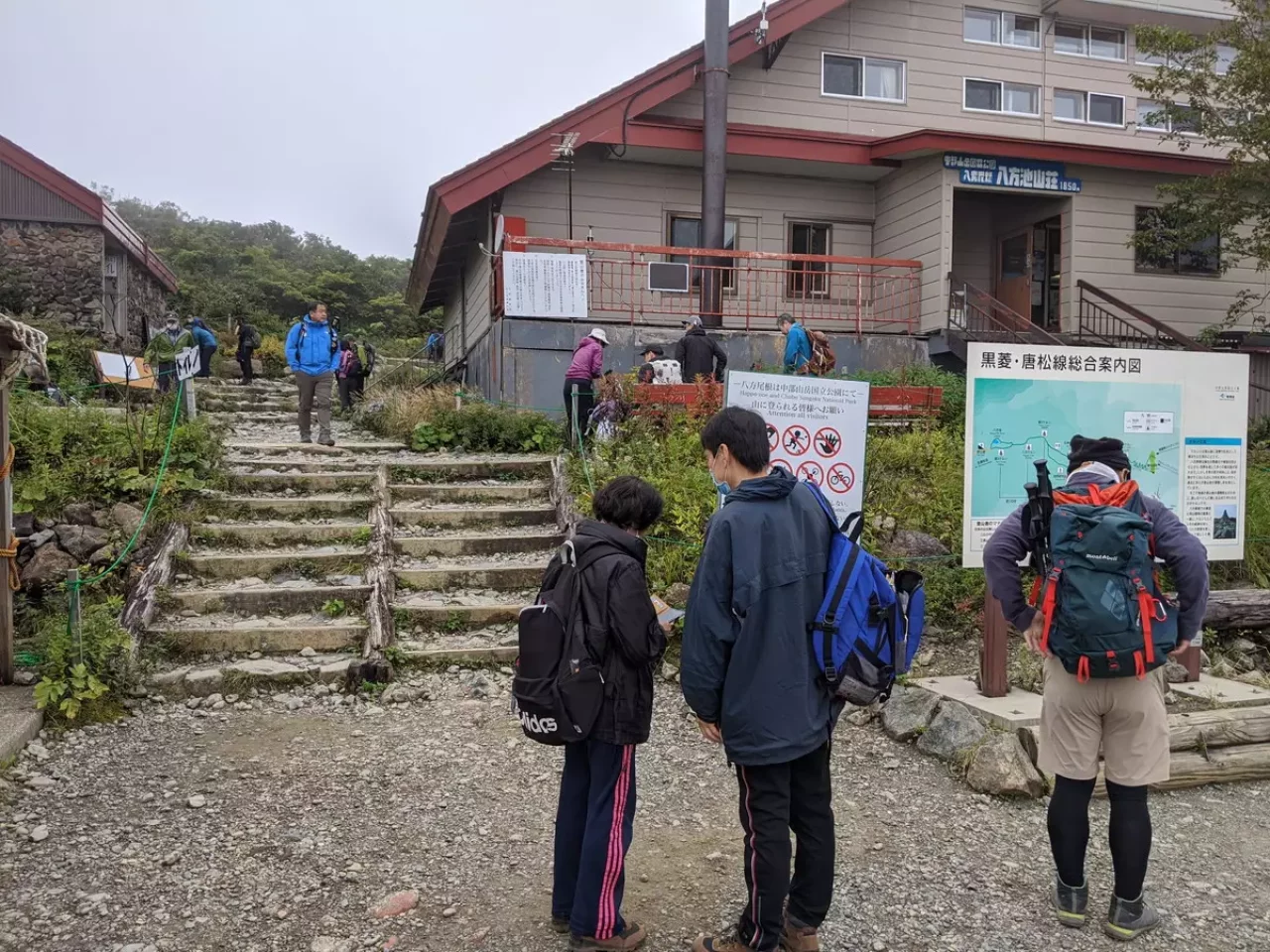 八方尾根を唐松岳へ向かって歩いて行く