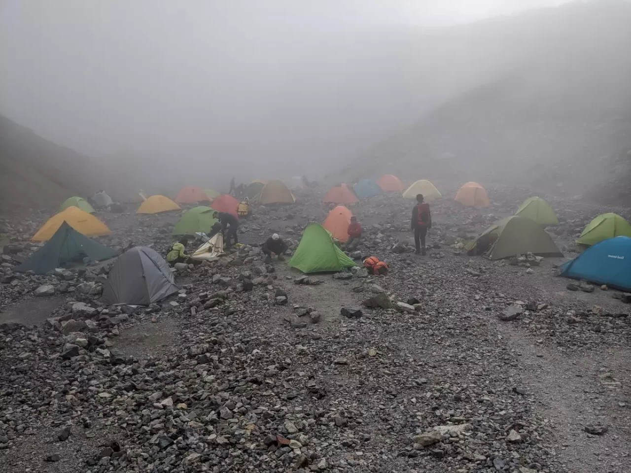 白馬岳頂上宿舎のテント場