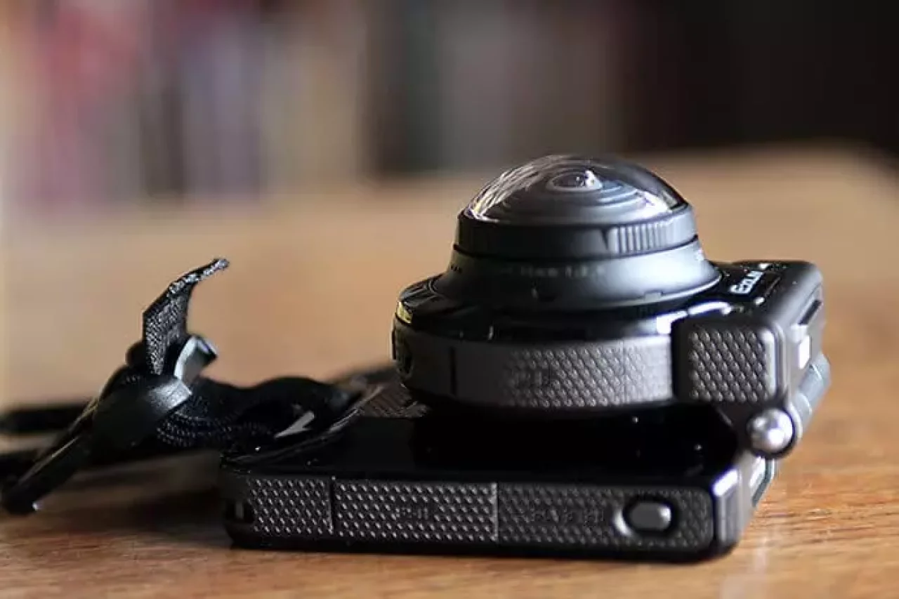 アウトドアカメラ『カシオ EX-FR200』