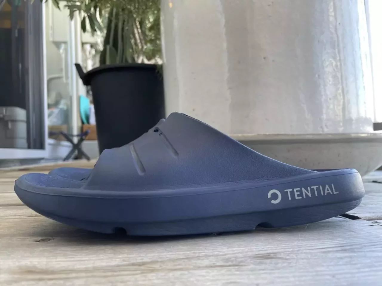 アウトソールが船底のように湾曲