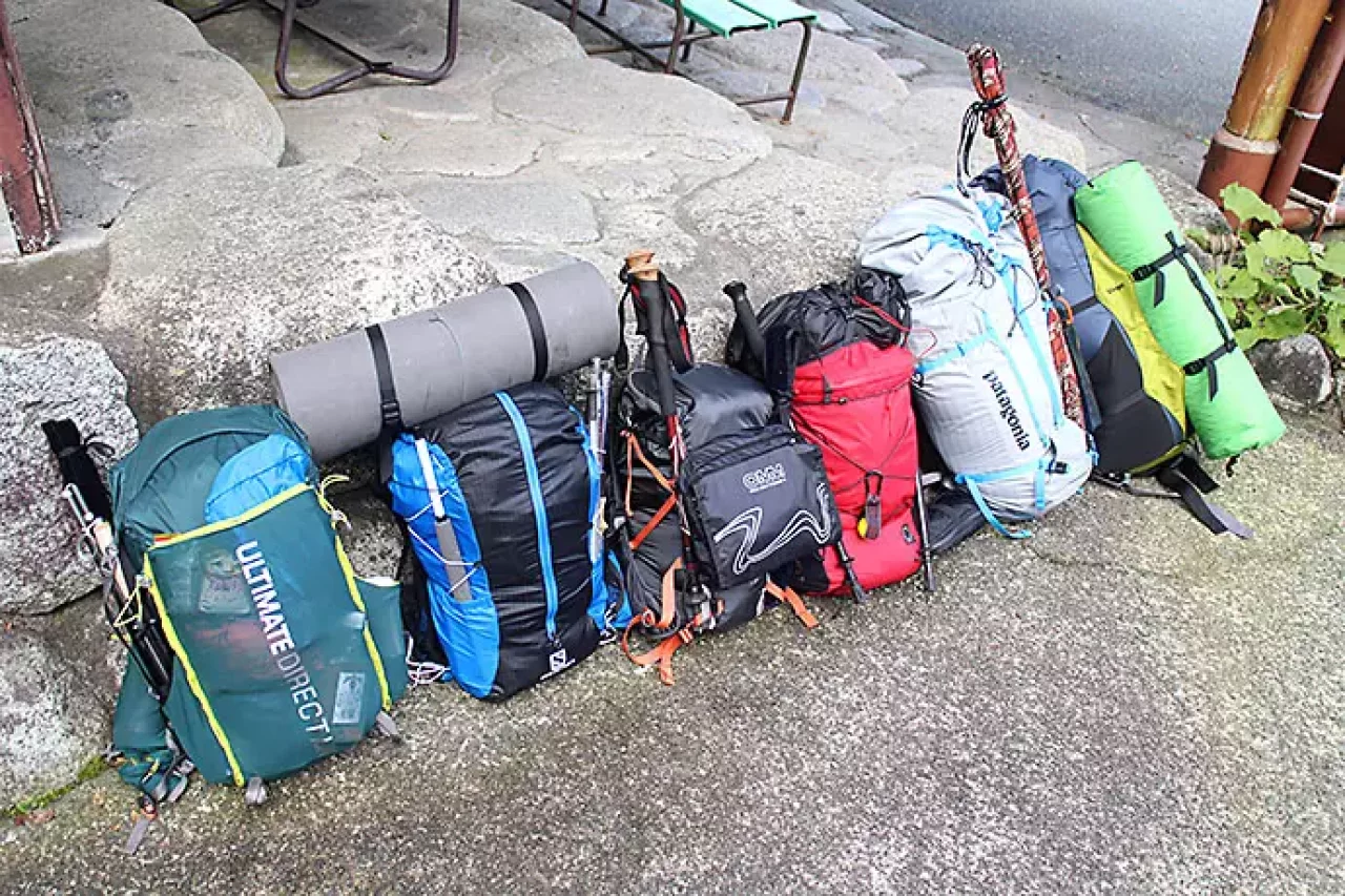 マウンテンカラに持参した皆のザックと道具