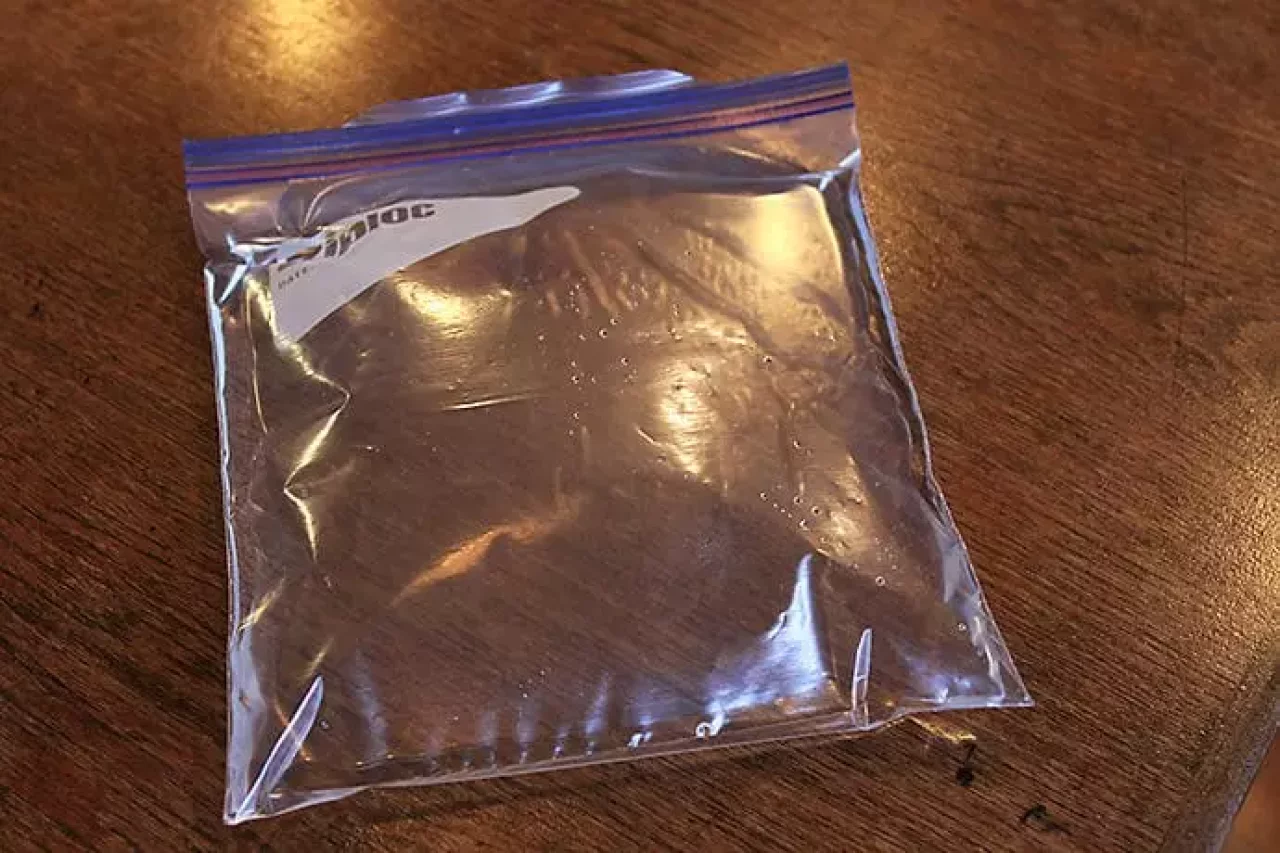 ジップロックに水をいれる