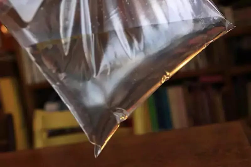 ジップロックに水をいれる