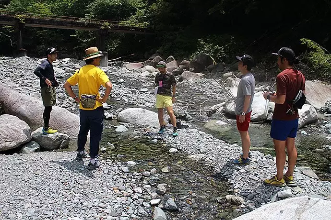 野営場所にて打ち合わせ