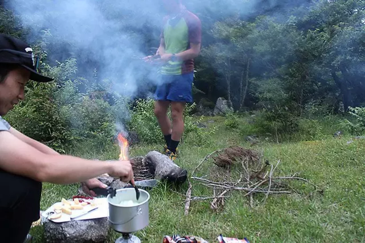 焚き木を集める