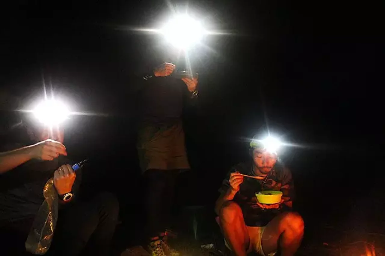 カレーライスを口にする面々