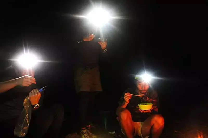 カレーライスを口にする面々