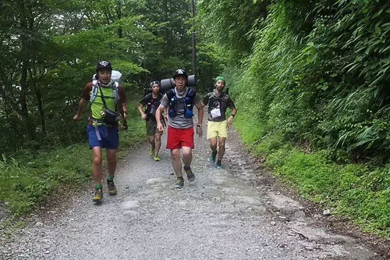 マウンテンカラ部、林道を走る