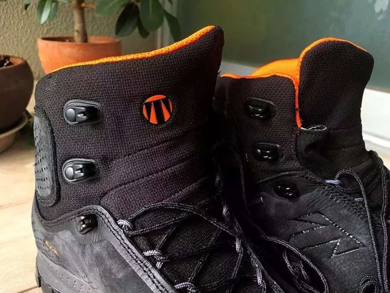 テクニカ登山靴 FORGE(フォージ)のオーバーラップデザイン