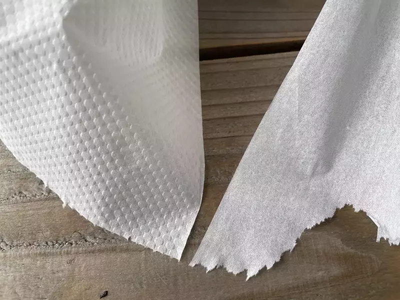 左は通常のトイレットペーパー、右は モンベルのO.D.ロールペーパー