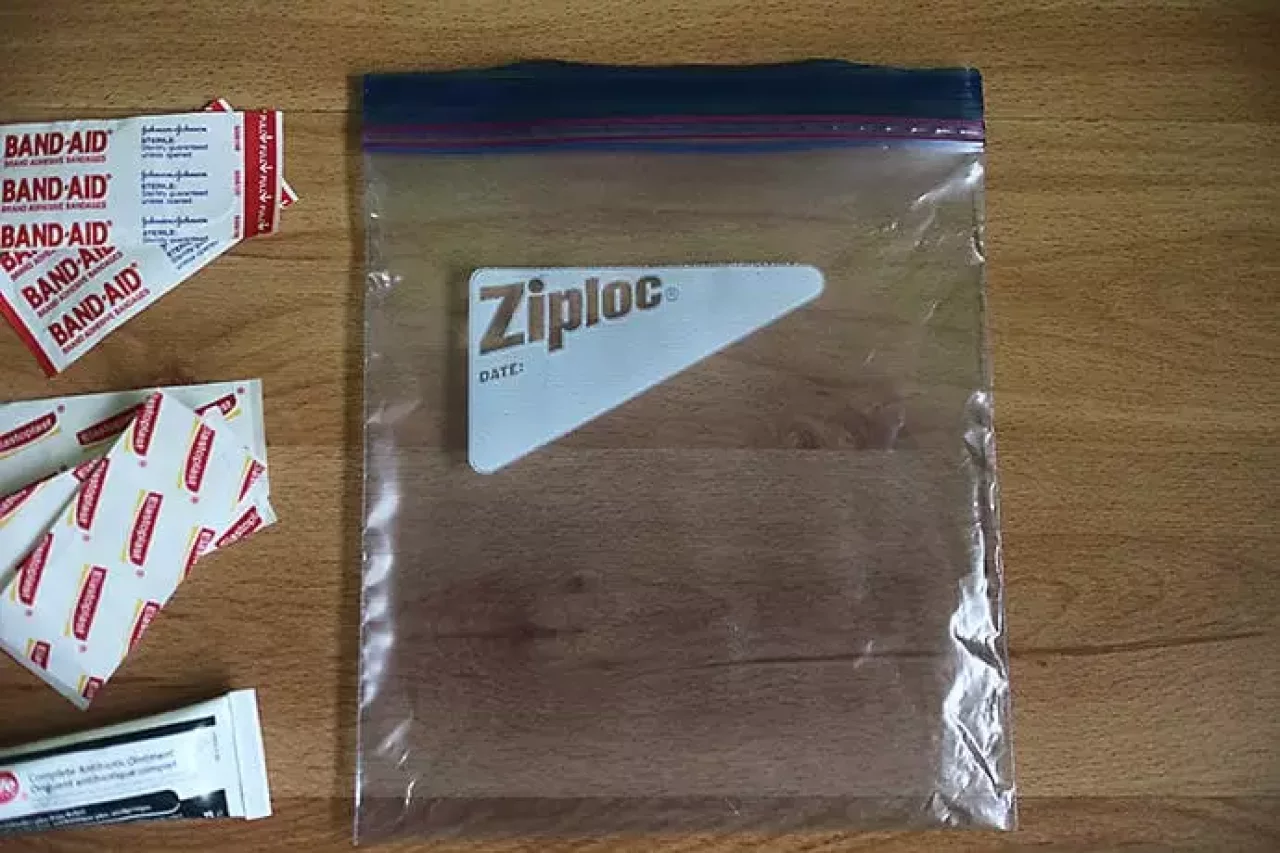 ファーストエイドキットを入れるジップロック