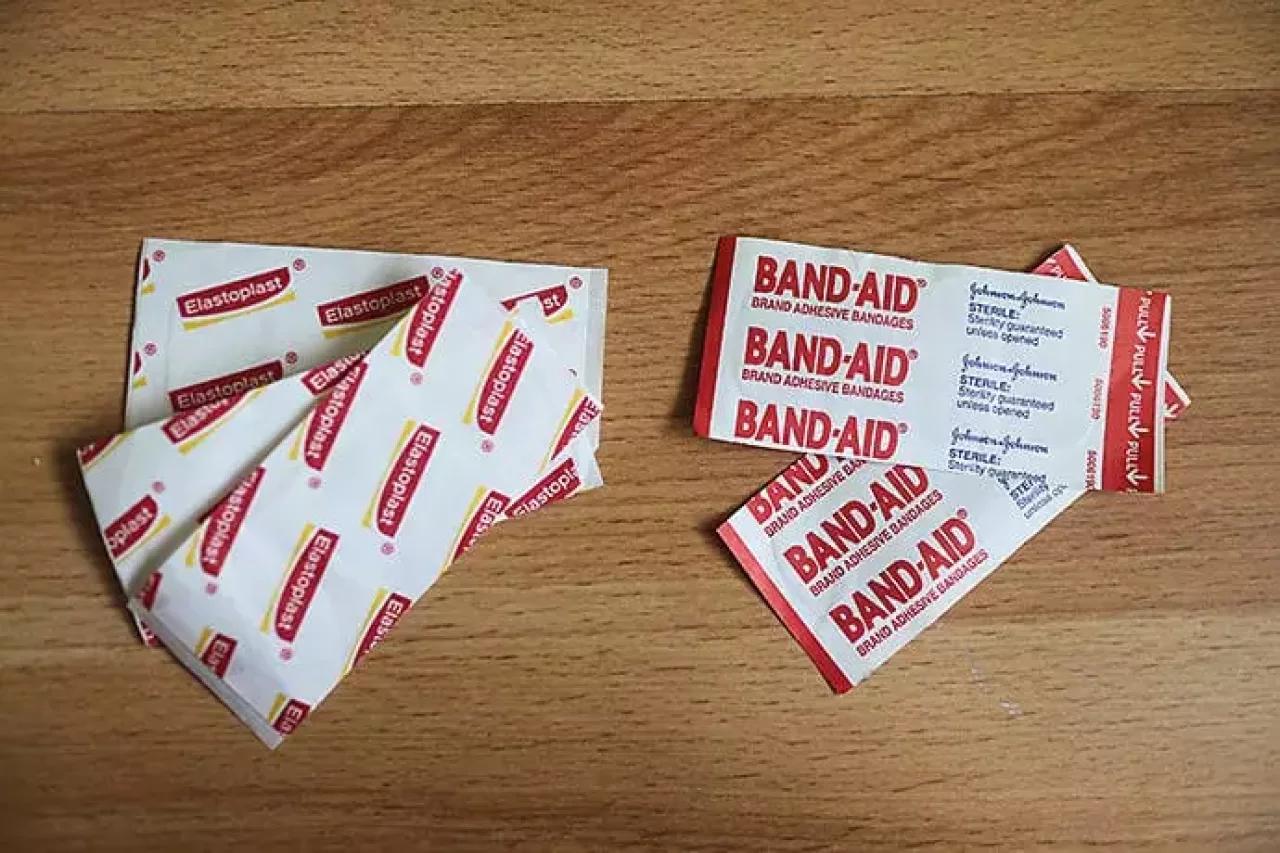 ファーストエイド「バンドエイドと防水バンドエイド」