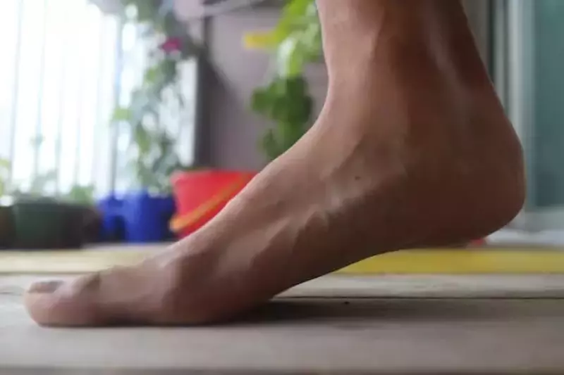 かかとを上げた裸足