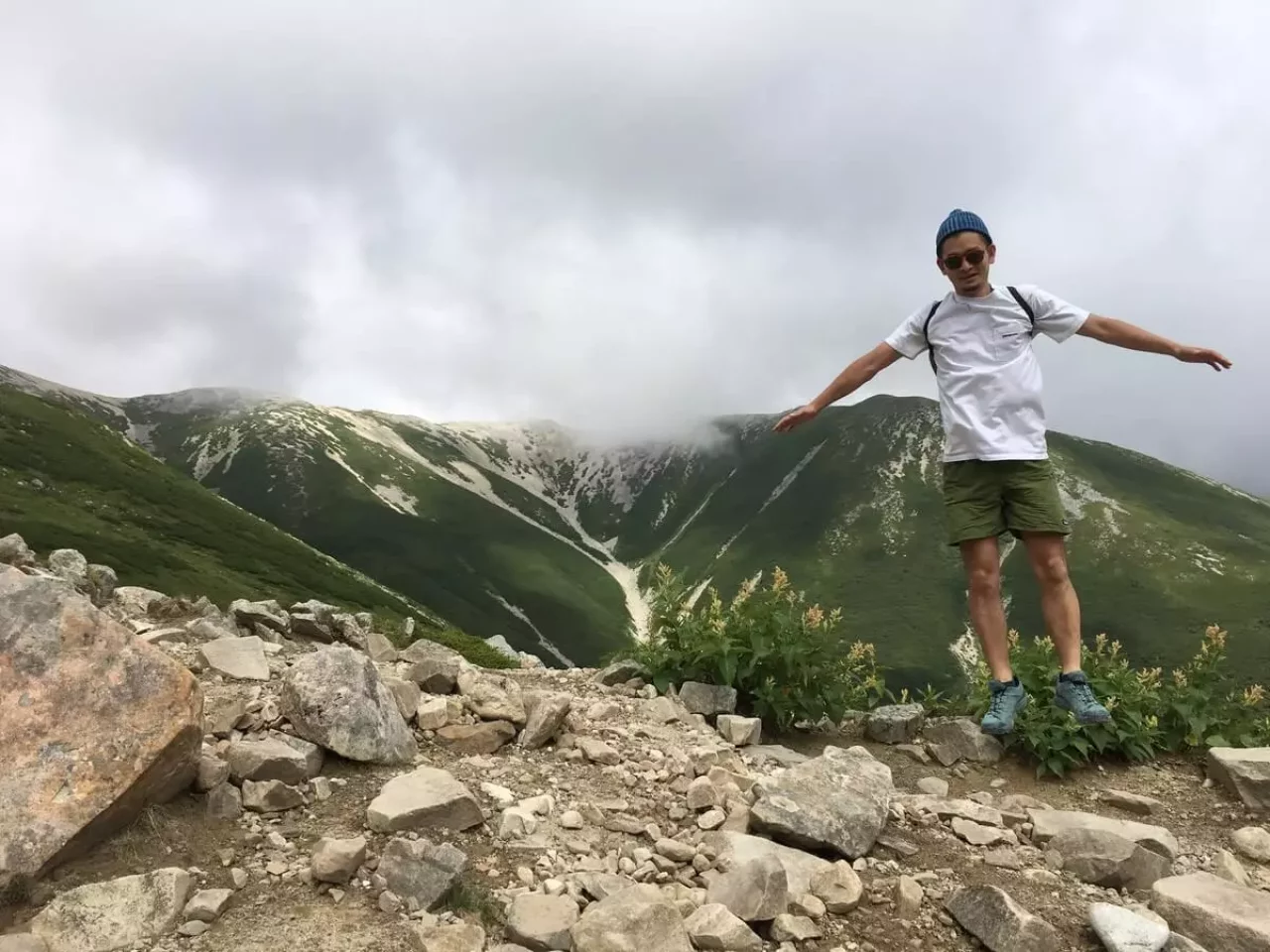 薬師岳をバックに記念撮影