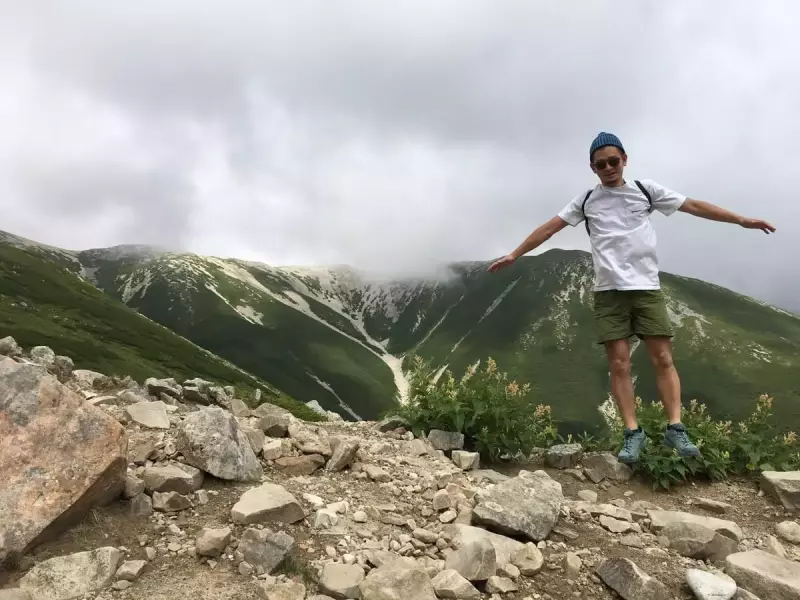 薬師岳をバックに記念撮影