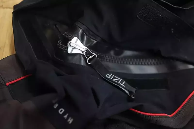 レイブン『ドライスーツ』