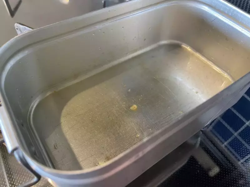 メスティンの内側にバターを塗る