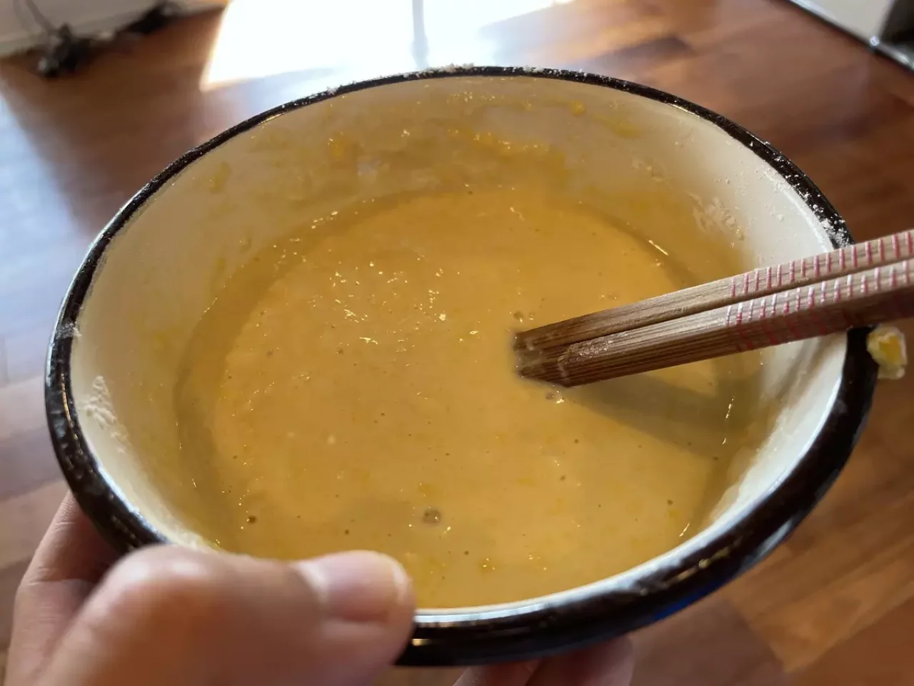 パンケーキミックスを混ぜる