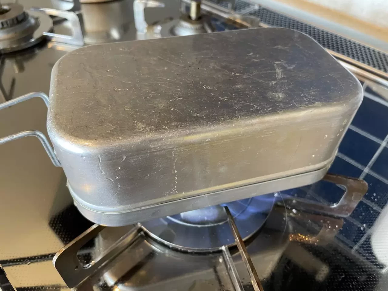 メスティンを裏返して表面を焼く