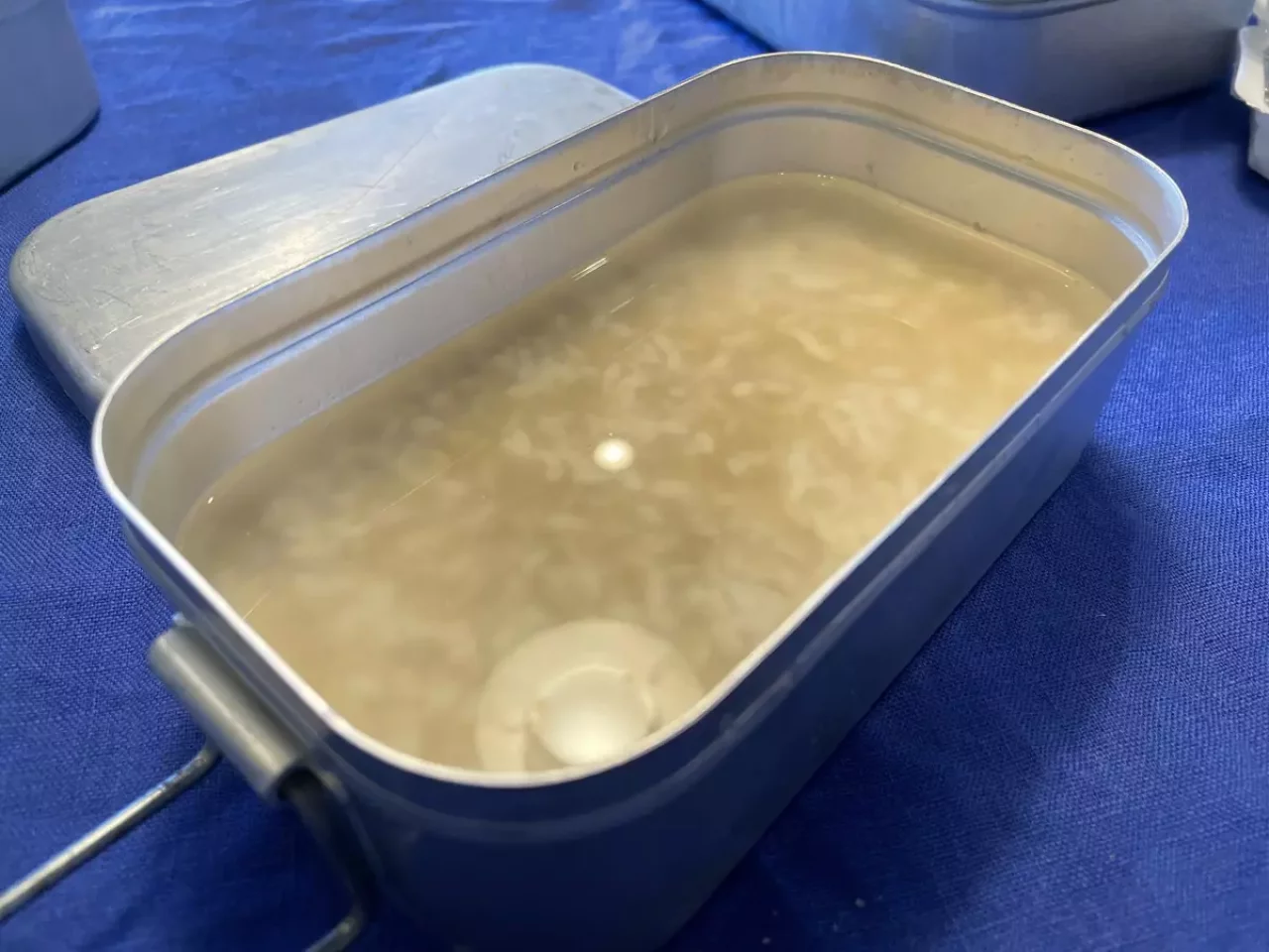 お米に水を吸わせる