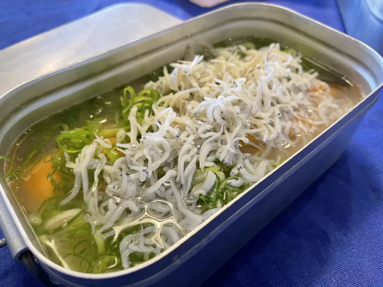 コンビニで調達した材料を載せる