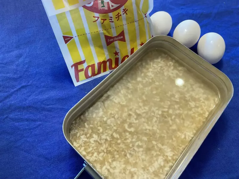 お米に水を吸わせる