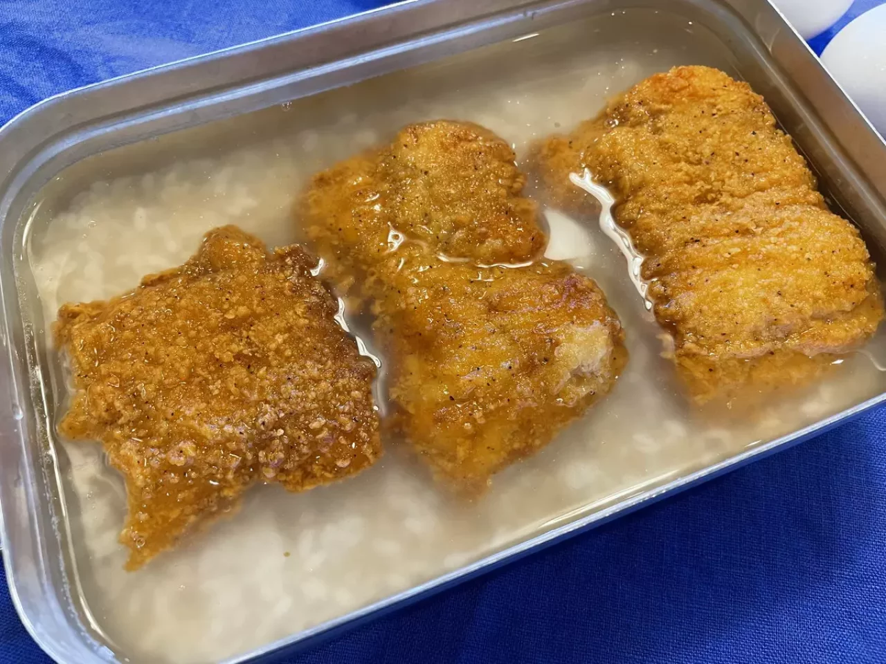 コンビニで調達した材料を載せる