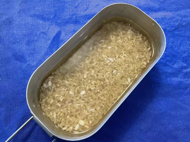 お米に水を吸わせる