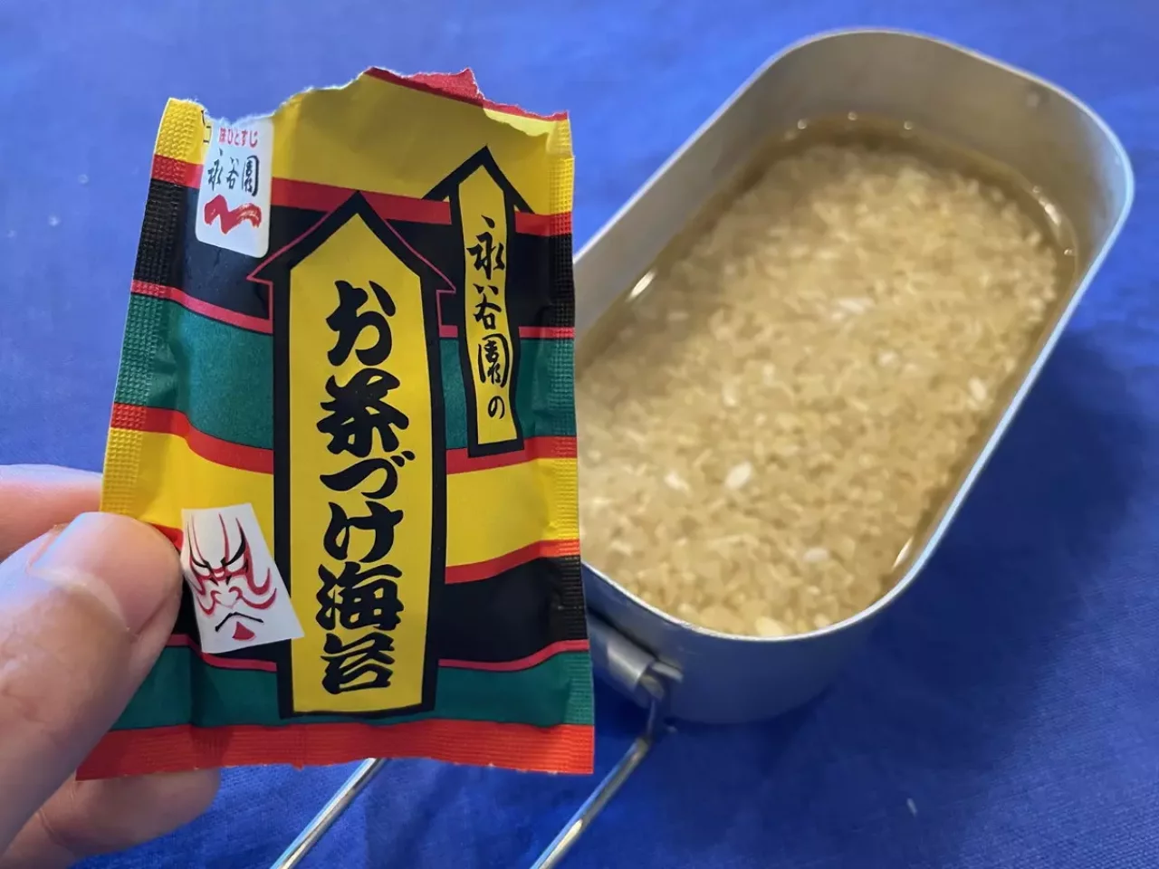 コンビニで調達した材料を載せる