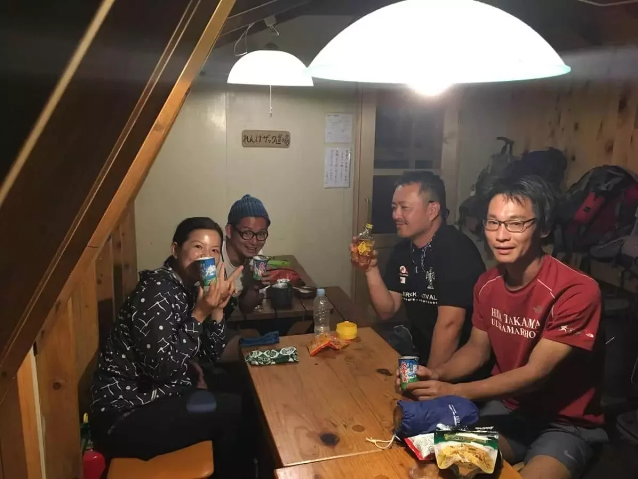 三俣山荘で登山仲間とワイワイ