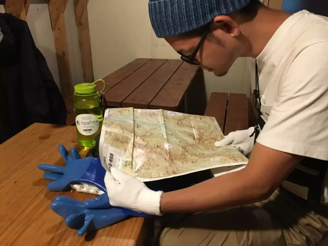 三俣山荘で地図を見る