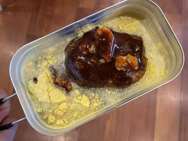 コンビニで調達した材料を載せる メスティンレシピ-コンビニ食材