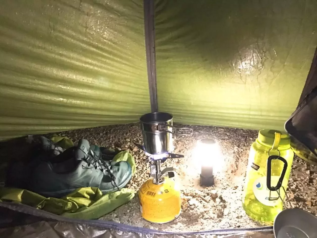 雨の中のテント