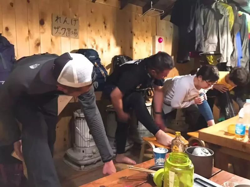 山小屋でストレッチ