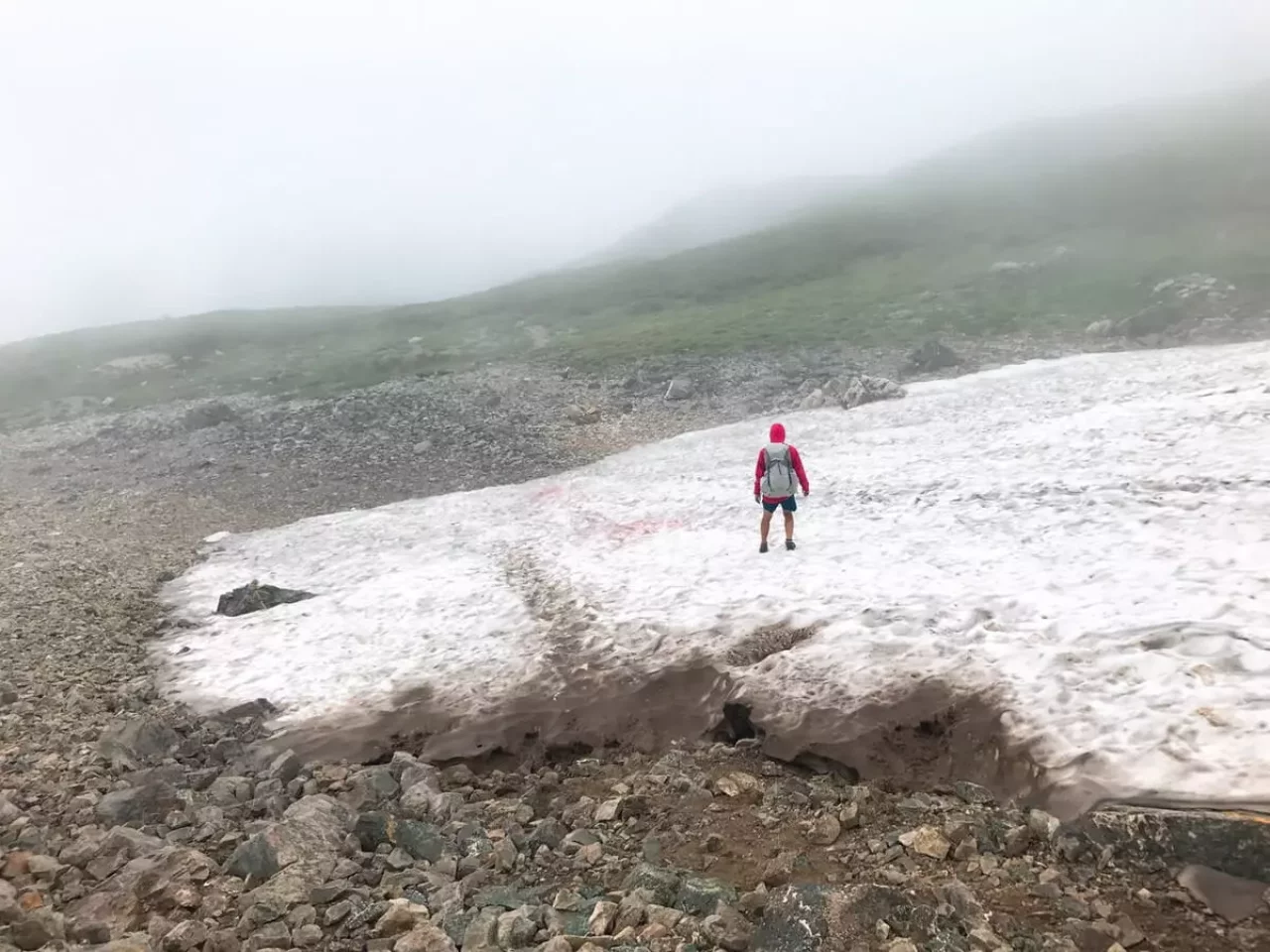 三俣山荘前の雪渓
