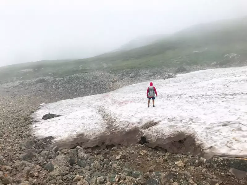 三俣山荘前の雪渓