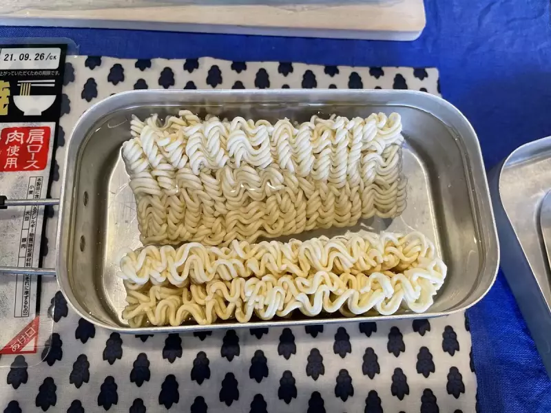 ステップ1:麺を茹でる ラージとレギュラーメスティンの比較