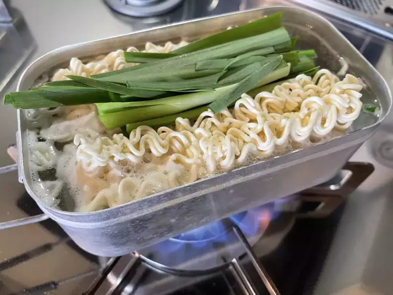 ステップ2:食材を茹でる ラージとレギュラーメスティンの比較
