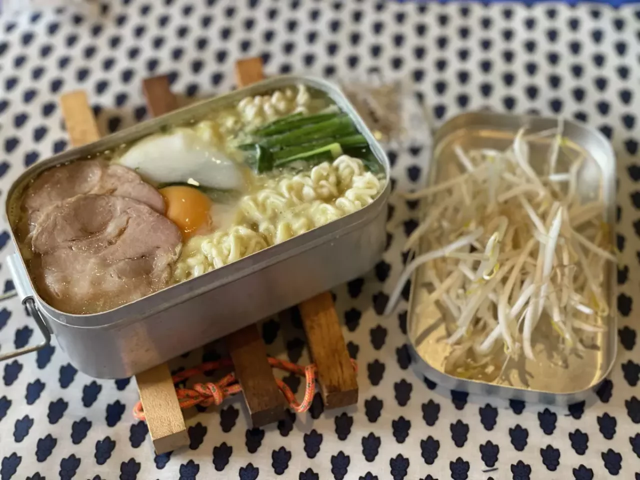ステップ3:もやしとチャーシューを入れて完成 ラージとレギュラーメスティンの比較