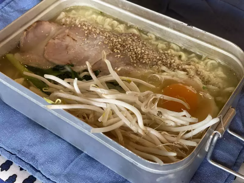 ステップ3:もやしとチャーシューを入れて完成