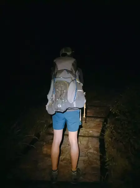 途中登山道に立ち止まって