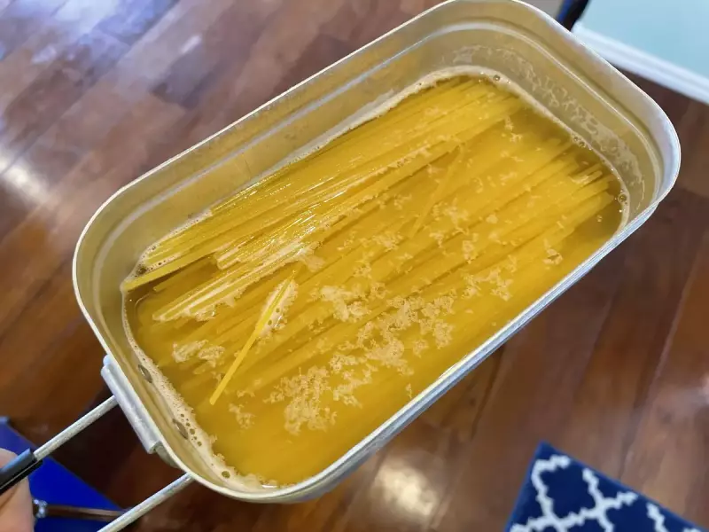 パスタを茹でる