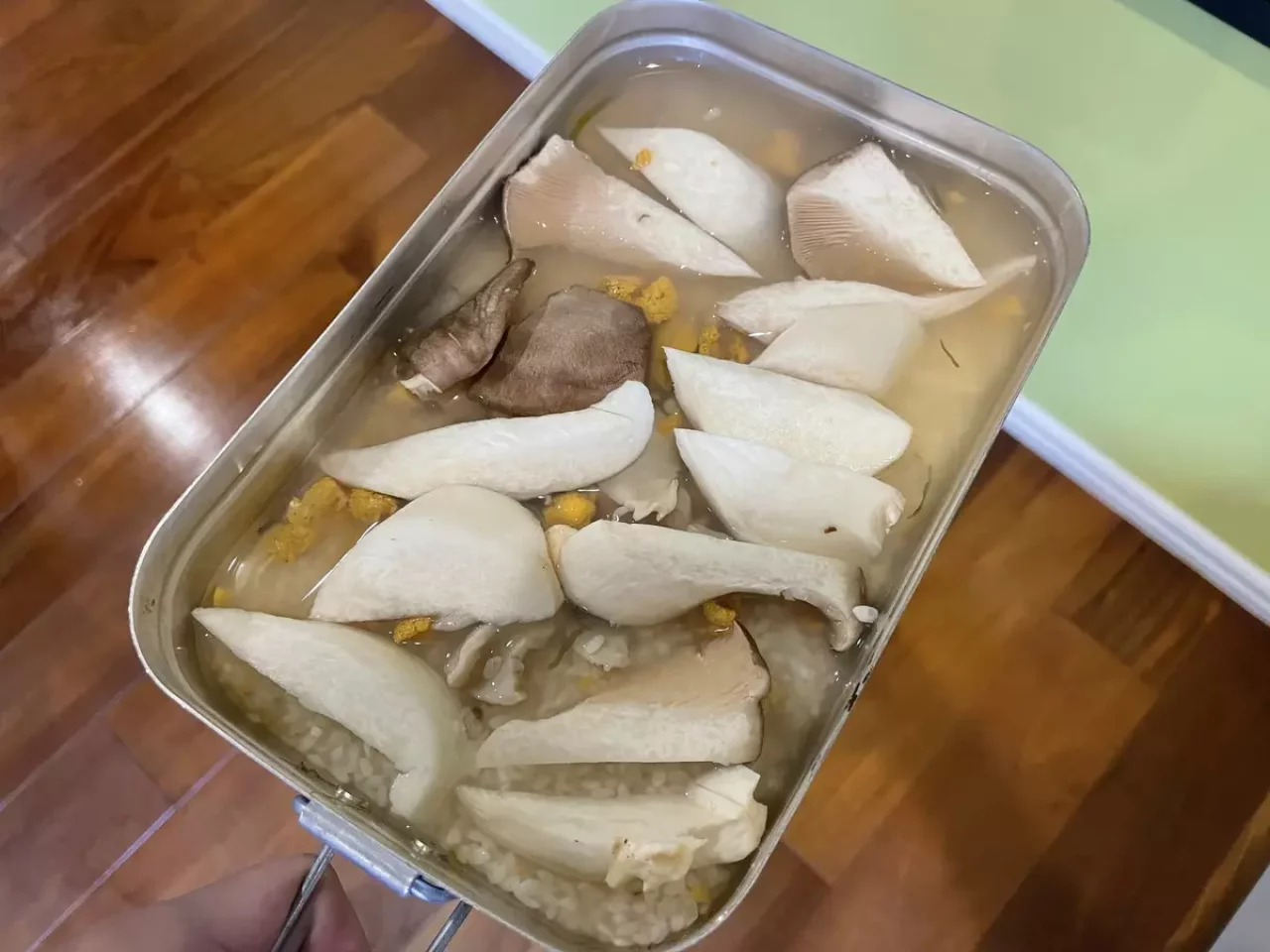 エリンギを入れて炊き上げる