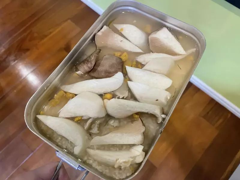 エリンギを入れて炊き上げる