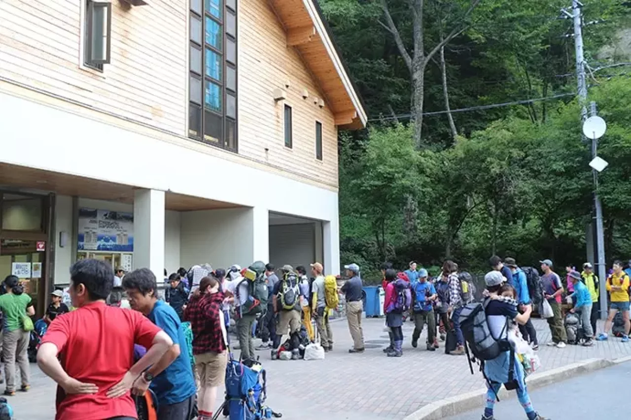 広河原のバス停にて
