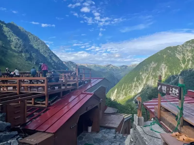 涸沢ヒュッテには眺望の良い休憩スペース